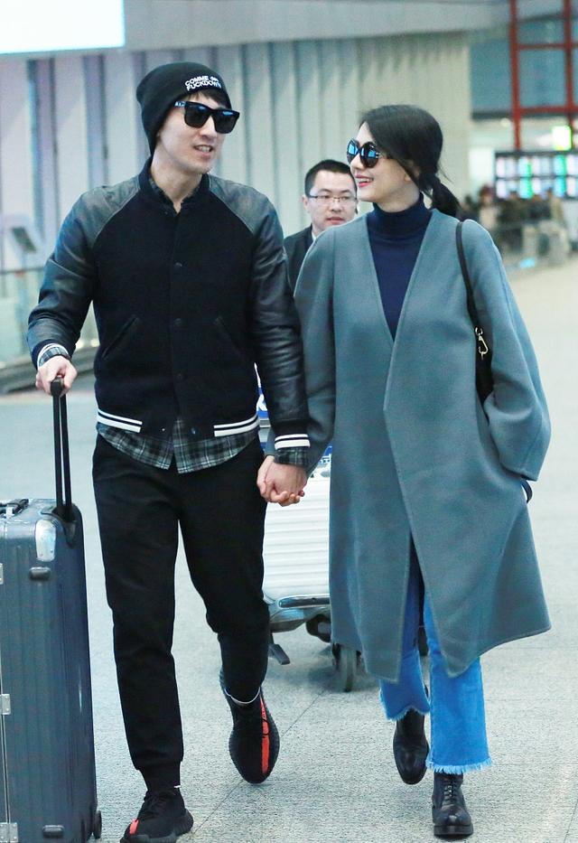 赵又廷也变时髦了，故意穿小一号棒球服配椰子鞋，潮男气质出来了