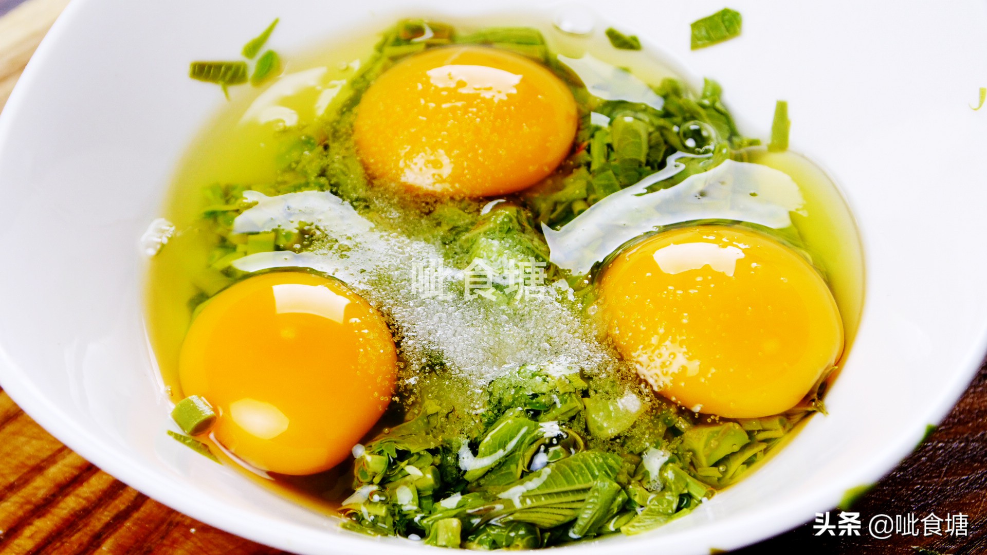 春天的香椿芽最好吃,香椿芽炒土鸡蛋图片