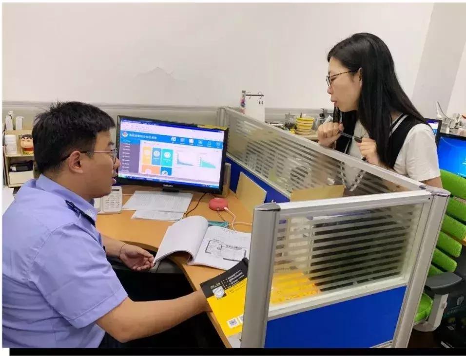 我不是“*底卧**”，我是到公安“跟班体验”的女检察官