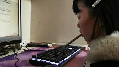 残疾女孩咬木棍创作10余部小说,残疾女孩咬木棍打字