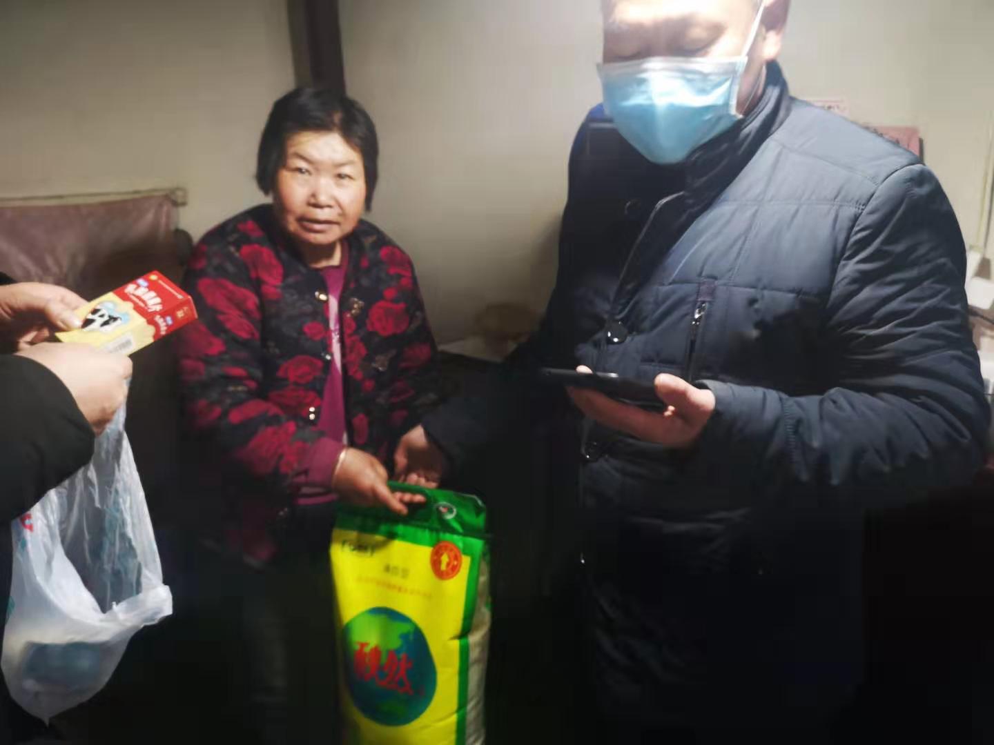 甘州区平山湖蒙古族乡*党**员干部代购物资获农牧民群众竖指点赞