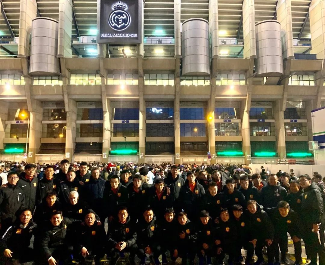 西甲联盟在马德里接见武汉卓尔足球队