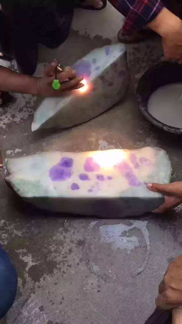 翡翠原石一刀暴涨视频,翡翠原石一刀切出20亿满色