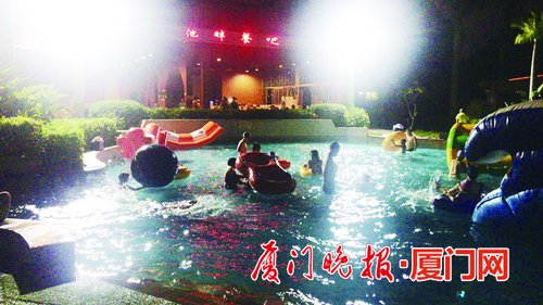 白天玩累了晚上在宾馆泡温泉,白天游玩晚上泡温泉