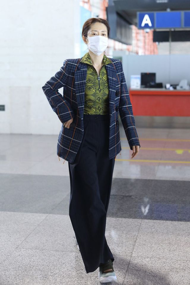 刘敏涛垫肩西装配缎面吊带,刘敏涛穿西装惊艳