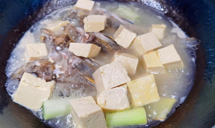 炖鱼放哪些调料去腥好吃,炖鱼怎样才能好吃去腥用什么料