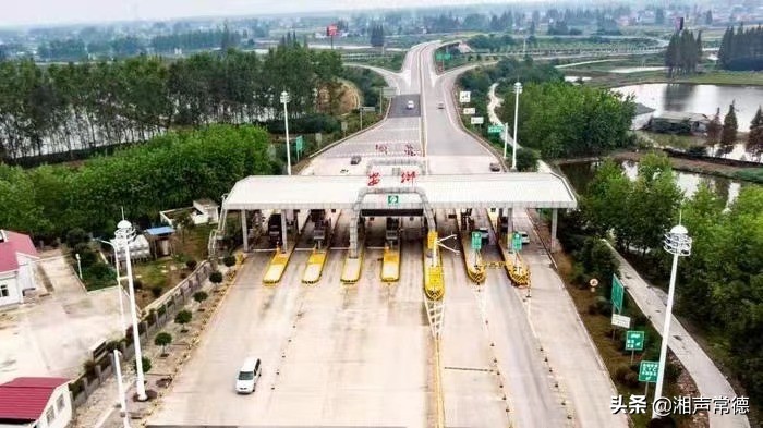 书写春联迎新春笔墨浓情送祝福,书写新篇章春联