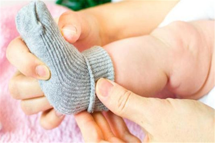 孩子老不爱穿袜子怎么回事,小孩不爱穿袜子爱光脚