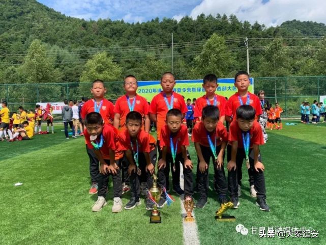 盛夏绿茵赛场挥汗如雨甘泉足球小将载誉归来