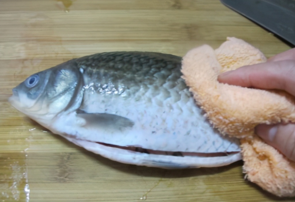 炖鱼汤时，牢牢记住“4窍门”，鱼汤炖好鲜美不腥，分享正确做法