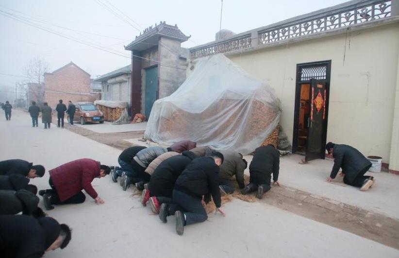 清明上坟磕头不要磕错,古人讲究“神三鬼四”,磕多磕少都不行