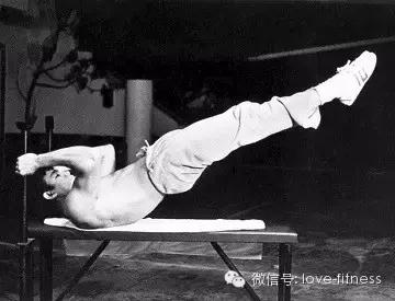 龙旗腹肌训练对肩膀有没有危害,龙旗练多久可以练好腹肌