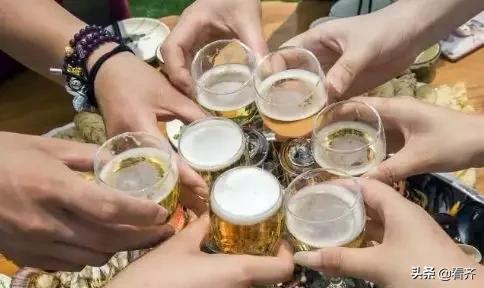 喝两瓶啤酒就胀肚怎么办,喝啤酒胀肚想吐怎么办