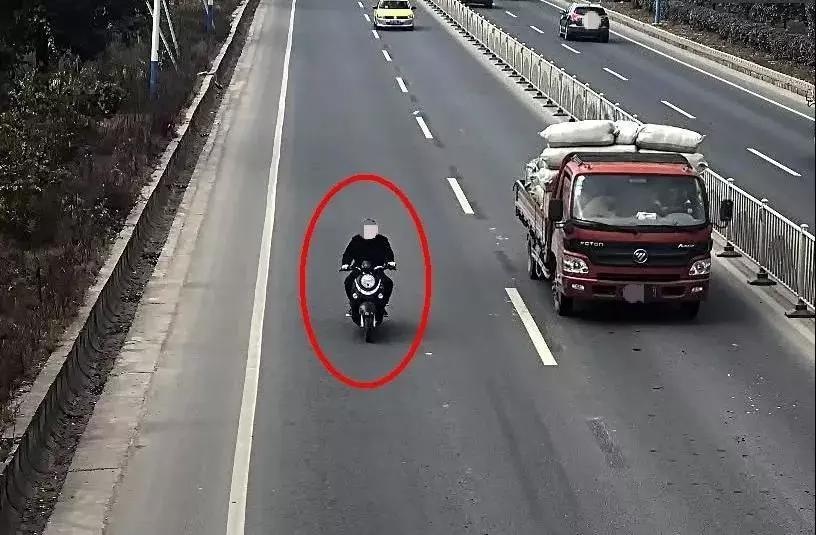 身上没有路费了怎么办？一男子偷一辆电动车代步，到达目的地将它卖了换钱：“两全其美”，我这个小机灵鬼”