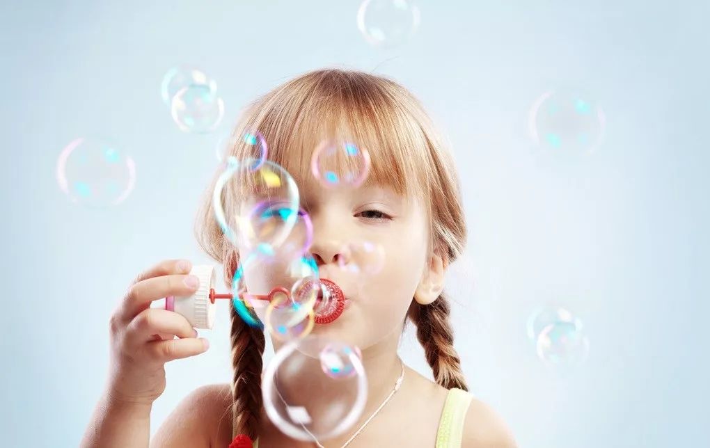 四五岁的孩子还尿床，家长别不当回事，找找看是这个原因嘛