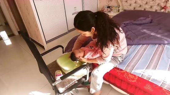 新生儿头发稀疏是遗传原因吗？给宝宝洗头，要注意什么呢？