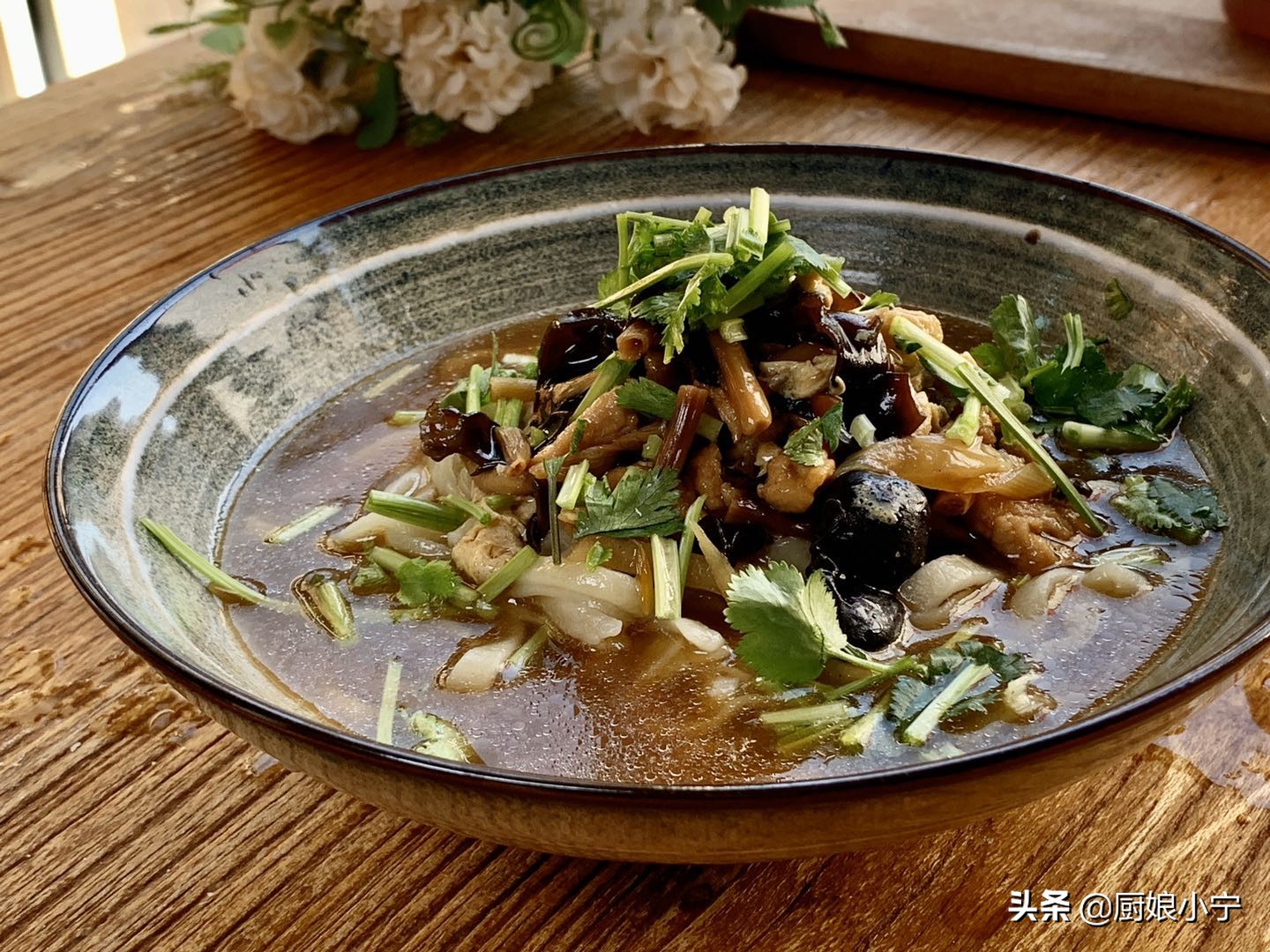 手擀面爽滑劲道有妙招，这样做不断不糟不发硬，北方老一辈做法