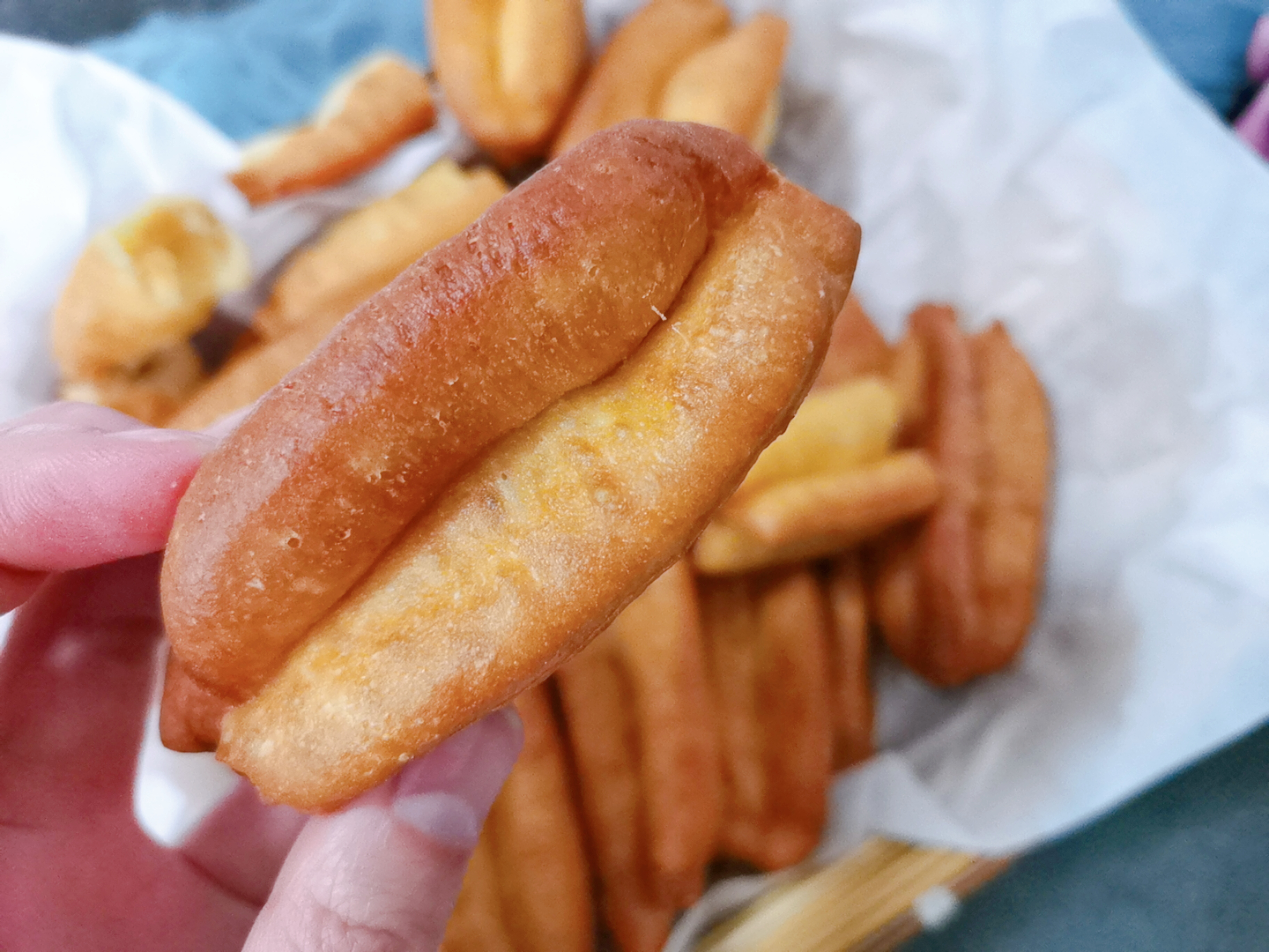 在家炸油条单用酵母和鸡蛋行吗,1斤面2个鸡蛋炸油条的配方