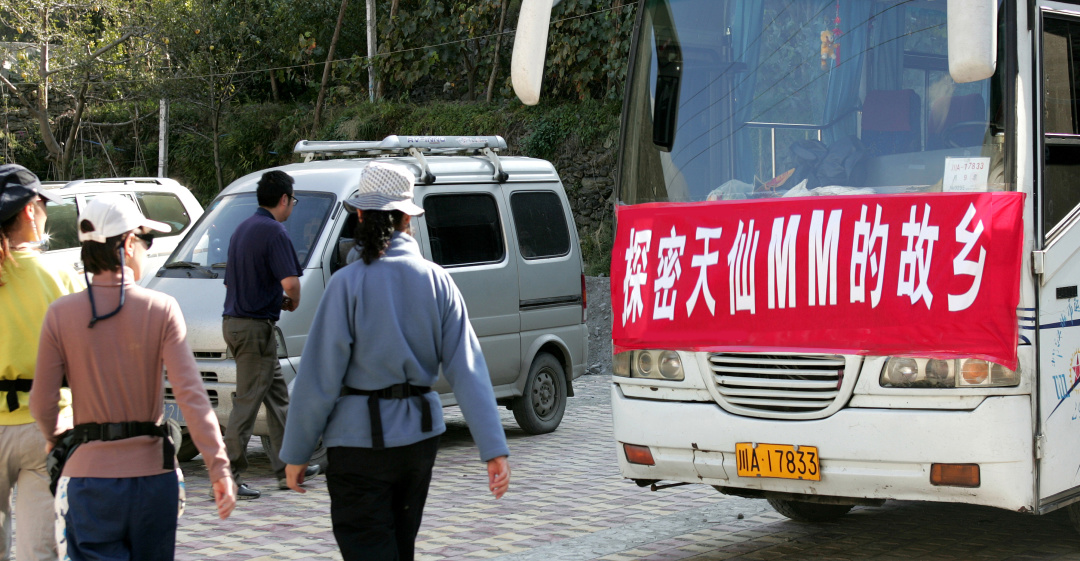 粉丝送豪宅、出画册、堵国道:曾经比丁真还火的“天仙妹妹”,15年后回看网红路,感觉读书才是最重要的