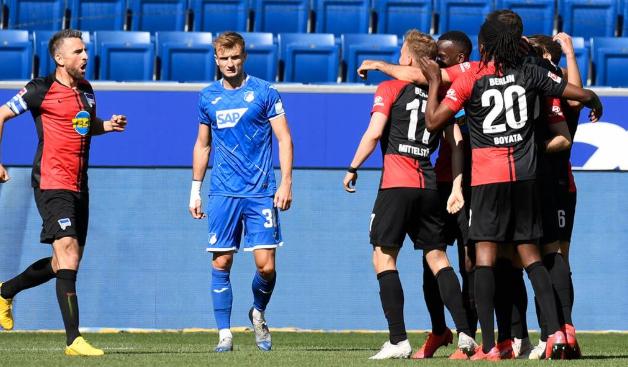 德甲昨晚回来了!首创“握手仪式”,替补席奇景,球员亲脸庆祝