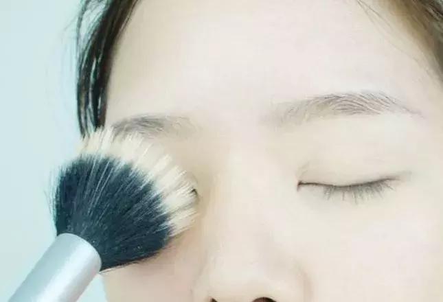 用什么化妆品可以遮黑眼圈,花西子遮瑕盘遮黑眼圈教程