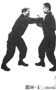 被单手擒拿住如何反击,擒拿两手被抓怎么破解