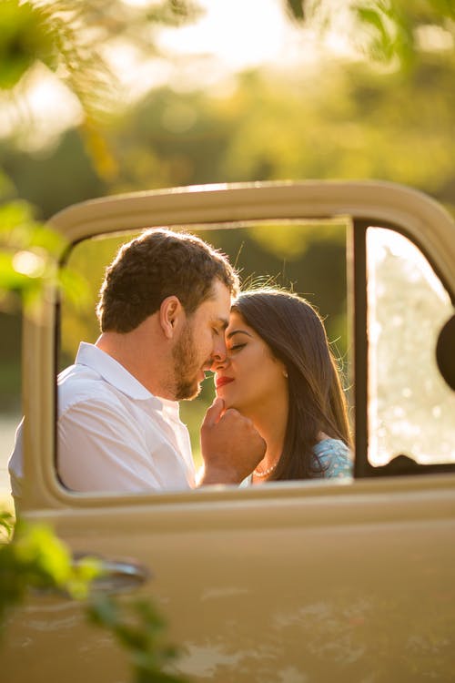 男友被陌生女人搭讪,被已婚的男人疯狂追求怎么办