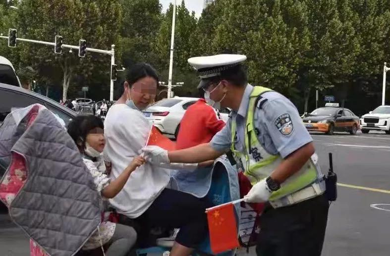 致敬！一名交通辅警，可以有多大的力量？