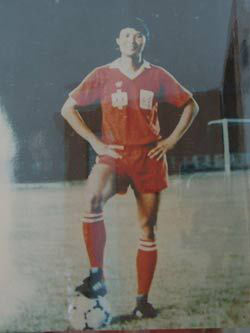 “钢头”对“金头”——记国家足球队员蔡锦标