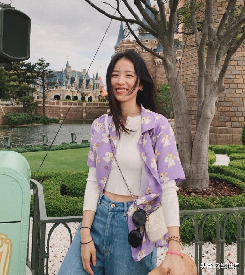 周雨彤穿板鞋图片,周雨彤spell牛仔裤穿搭