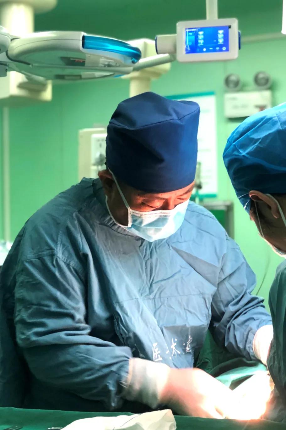 助产机构危重孕妇救治,产科医生紧急抢救产妇