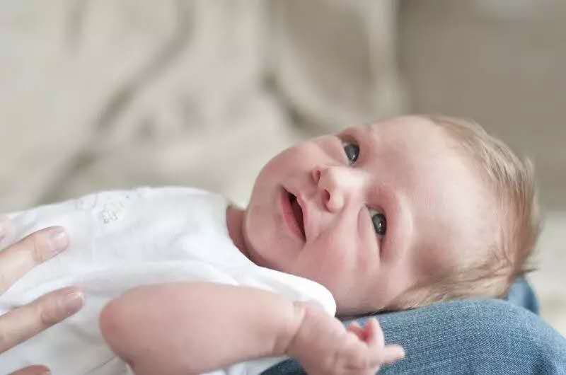 婴儿打颤惊跳怎么办,刚出生的宝宝总是惊颤