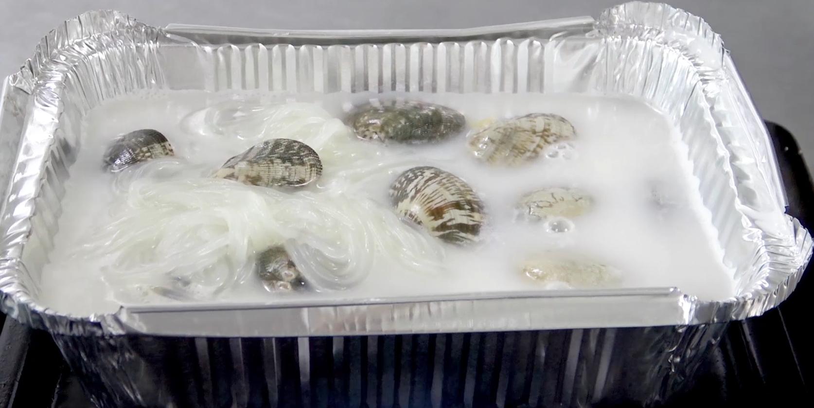 锡纸酸辣花甲米线的正宗做法,酸辣海鲜花甲米线的做法