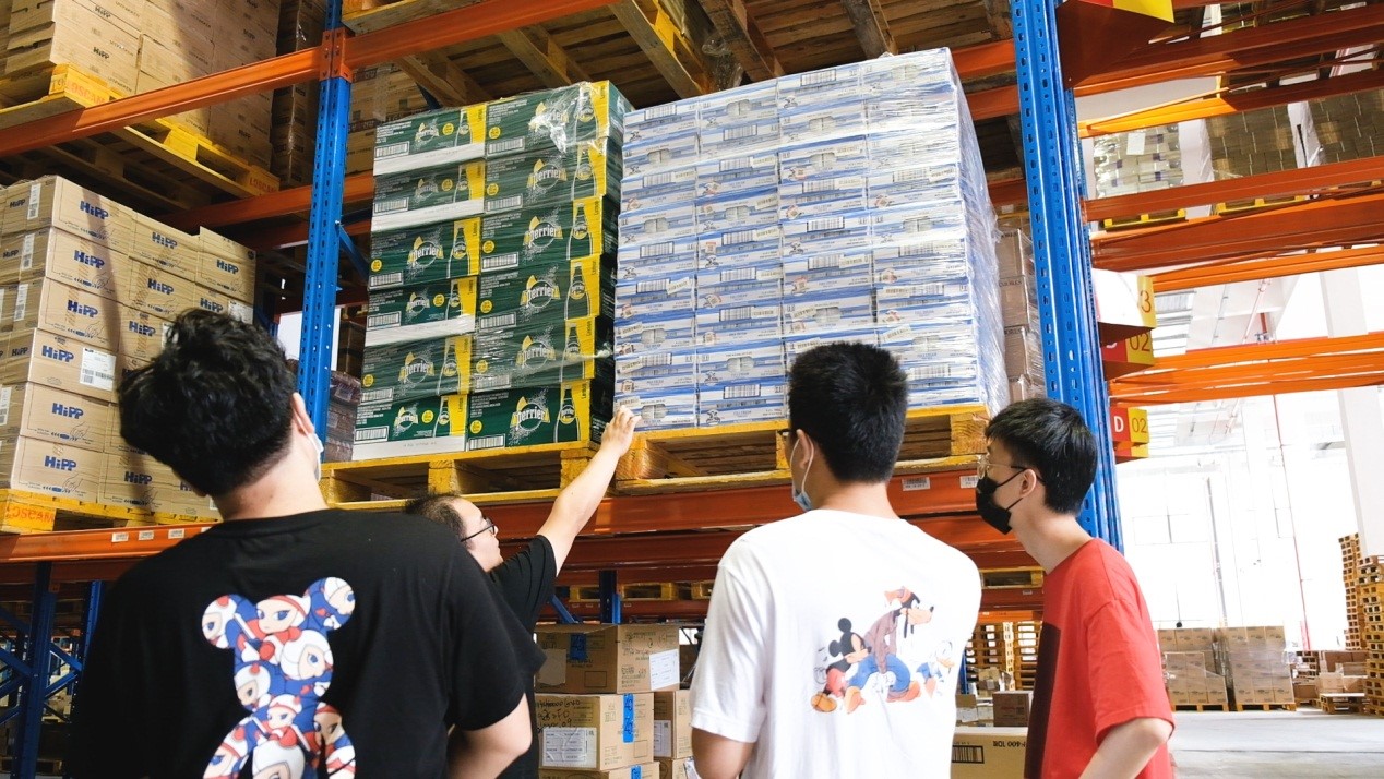 苏宁国际匡威售假后续：投诉用户实地探访宁波保税仓