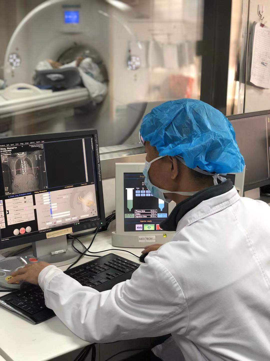 疫情防控期间党旗飘扬,抗击疫情党旗飘飘党徽闪亮