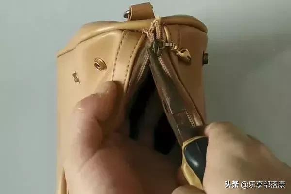 拉锁坏了卡住了怎么拆下来,拉锁坏了临时补救