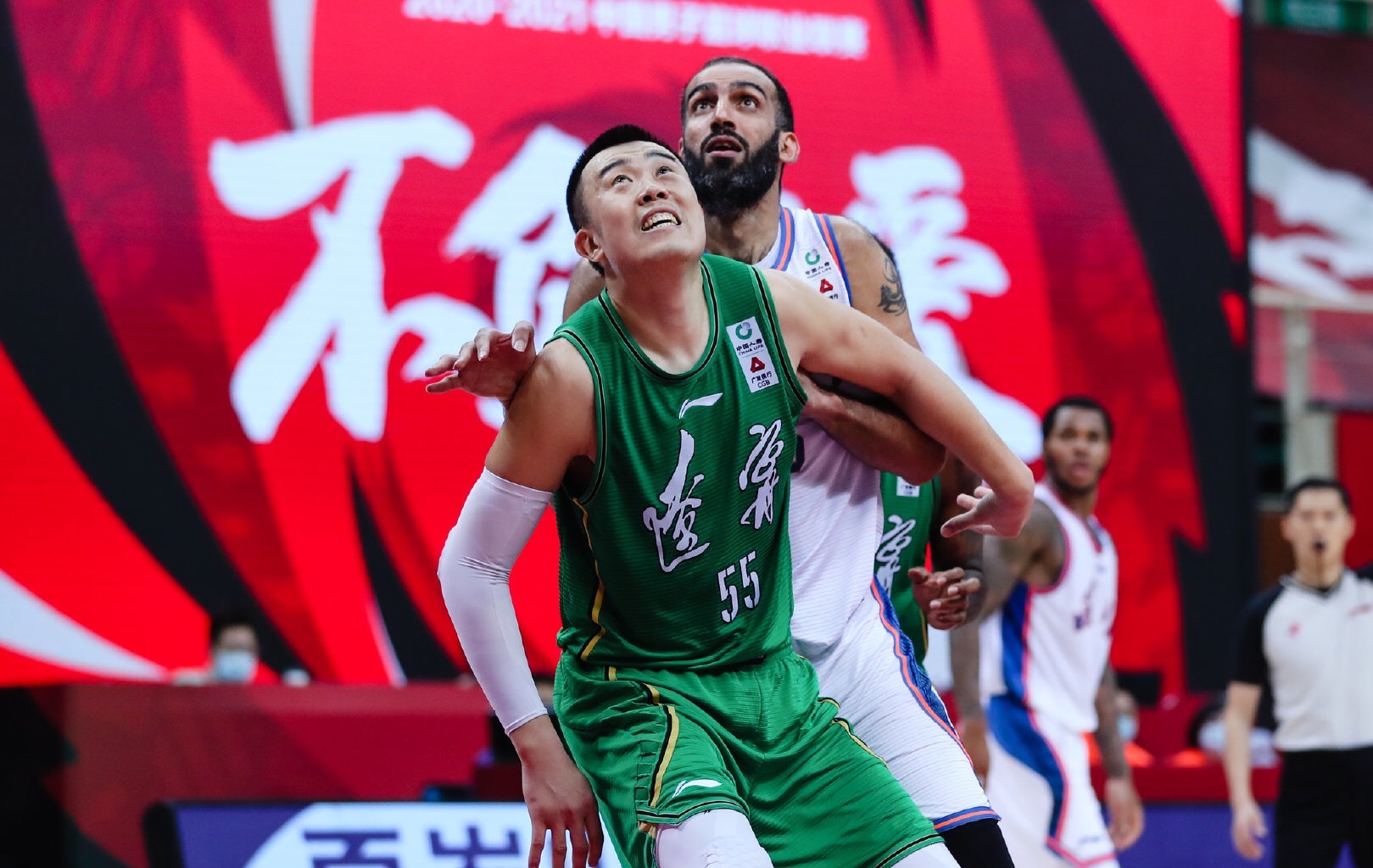 郭艾伦说杨鸣已经上一回热搜,杨鸣捂郭艾伦嘴原声