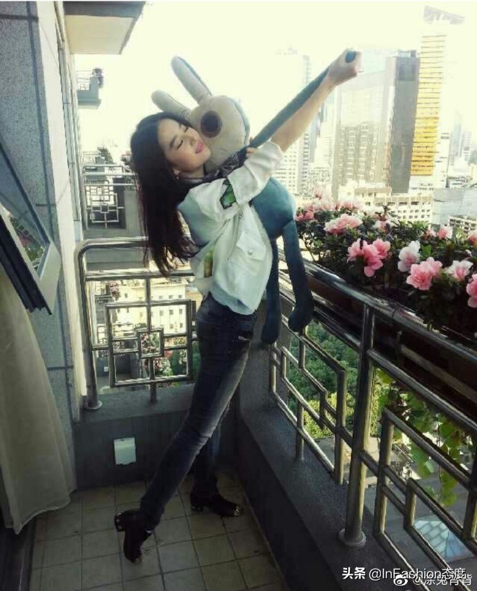 刘亦菲确认下一部新剧了吗,刘亦菲一身露腰造型亮相机场