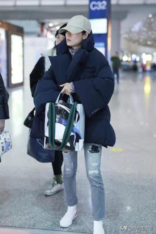 马伊琍终于换风格,马伊琍最新穿搭羽绒坎肩图片