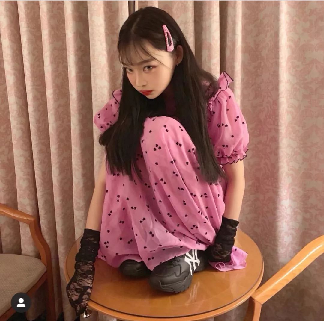 杨紫穿黑色连帽卫衣搭配,杨紫同款kk衣服