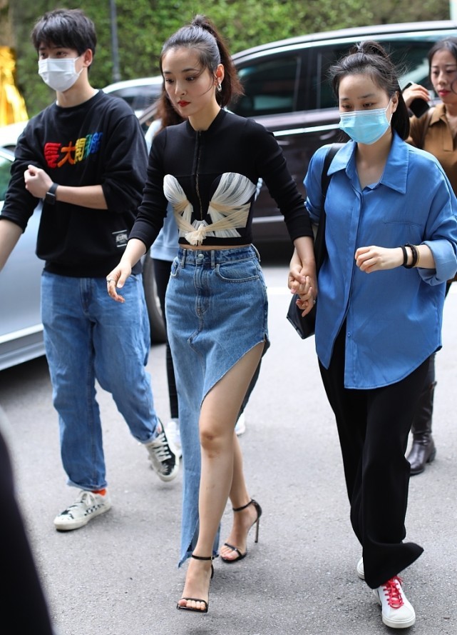 吴倩素颜出街满脸疲态,吴倩生完孩子后颜值重回巅峰