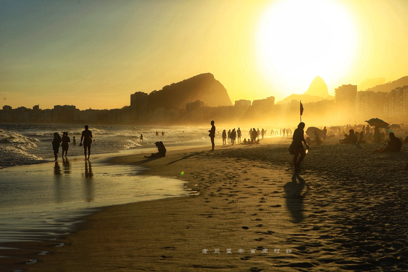 娱乐至死的里约不止狂欢节,怪教堂250彩梯比基尼足球,亮眼