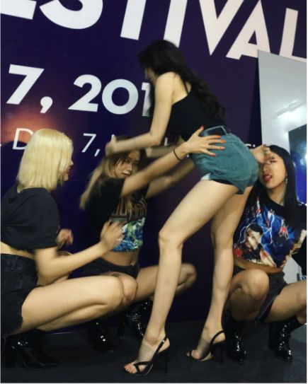 南韩小野马穿衣搭配 (韩国小野马穿白色裙)