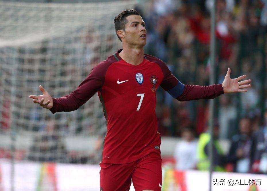 优质偶像的担当！C罗又为疫情捐款，这次帮助的是业余足球！