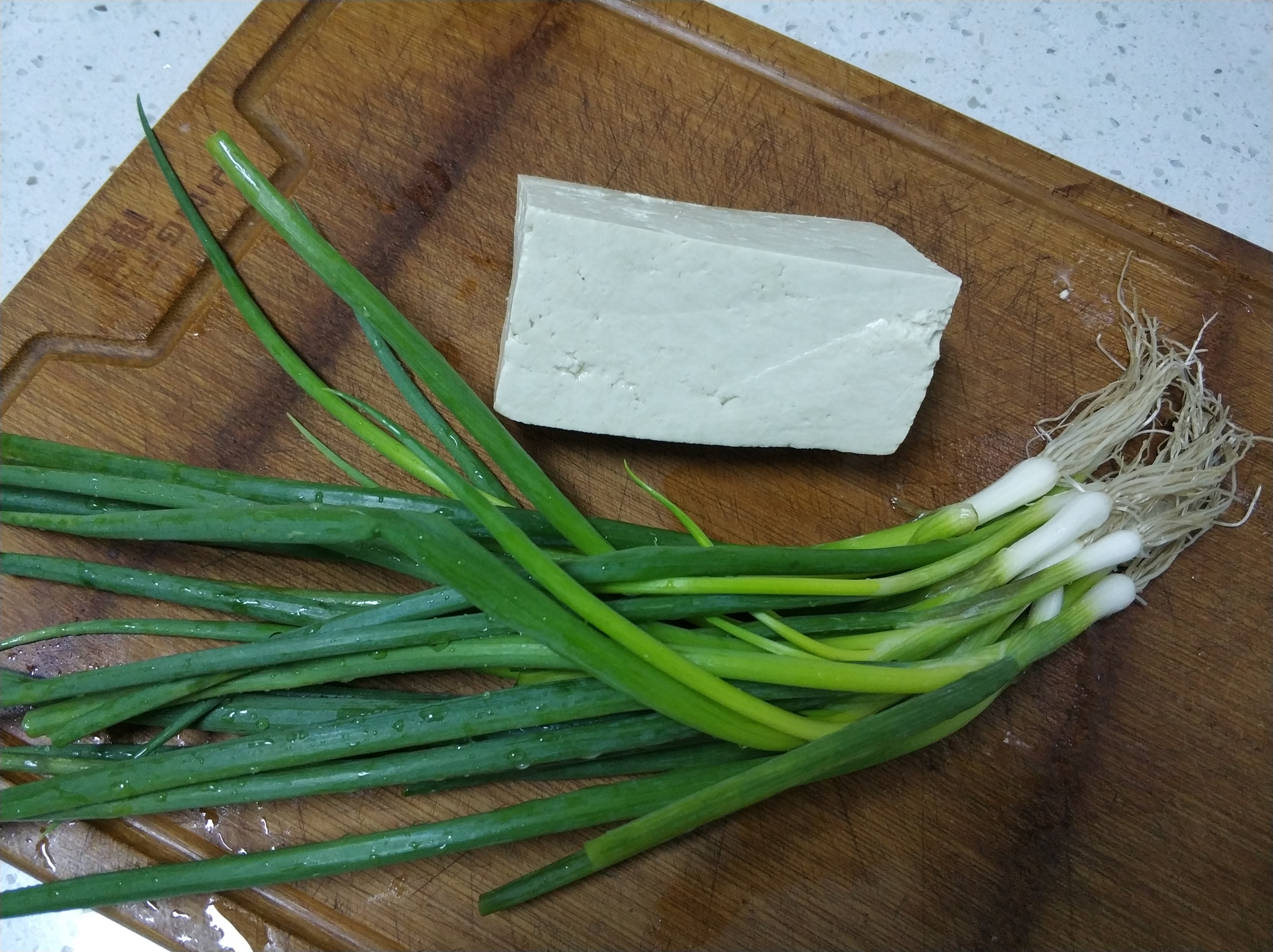 小葱拌豆腐要不要浇热油,小葱拌豆腐要不要烫一下