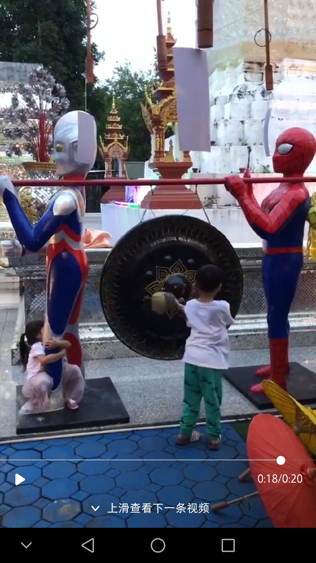 最“潮”寺庙，神仙们脚穿匡威，手拿苹果手机，叼着雪茄