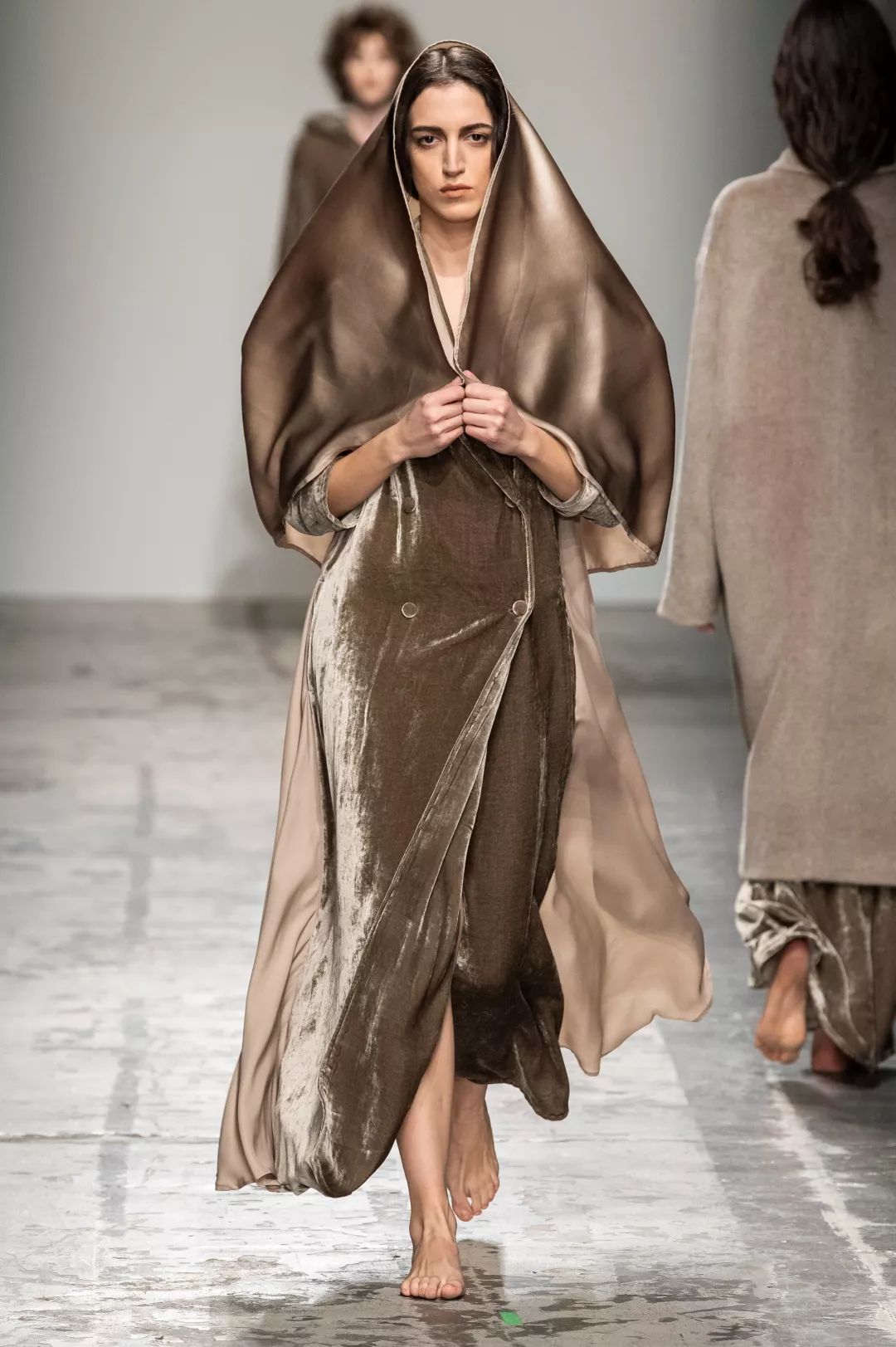 秋天穿丝绒太美太高级了 (轻薄高级的丝绒质地太讨人喜欢了)