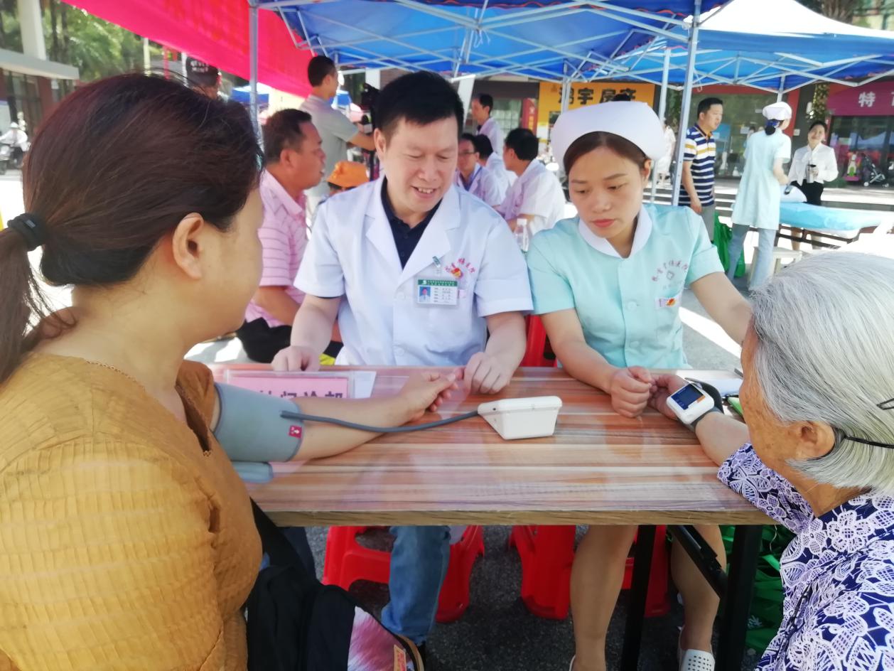 兴安界首骨伤医院一站式服务中心,送医送药送健康爱心义诊进农村