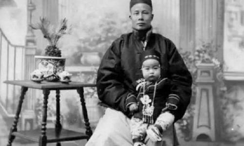 北京蹬三*大轮**爷，一小时150元，住四合院，真实身份是“贝勒”