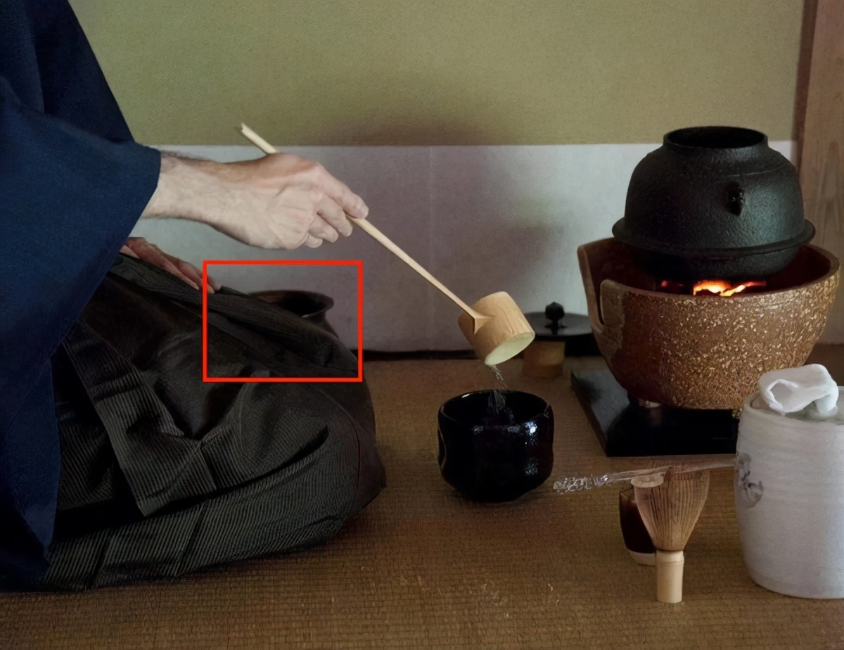 外国人的脑洞有多大？错把便盆当古董瓷器喝酒，像极了当年的酒具